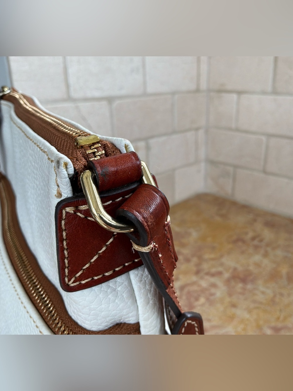 💐 Dooney & Bourke Pebble Grain Leather Zip Crossbody Bag – White & Tan J13913205 - Picture 9 of 16